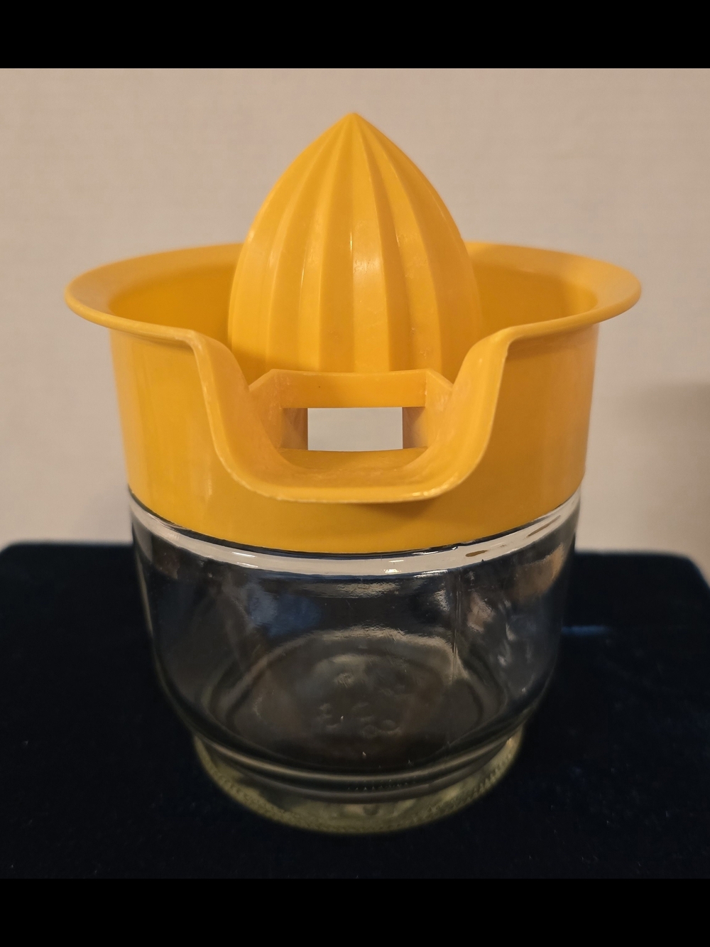 Vintage Gemco Citrus Juicer 12 oz Clear Glass Jar Yellow Plastic Reamer USA MCM